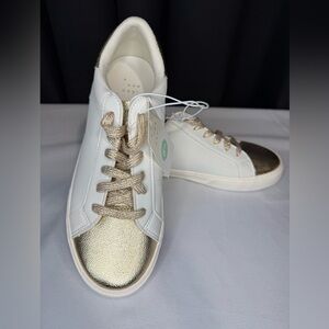 a new day White Sneakers with Gold Toe & Laces Sz 8 1/2 NWT